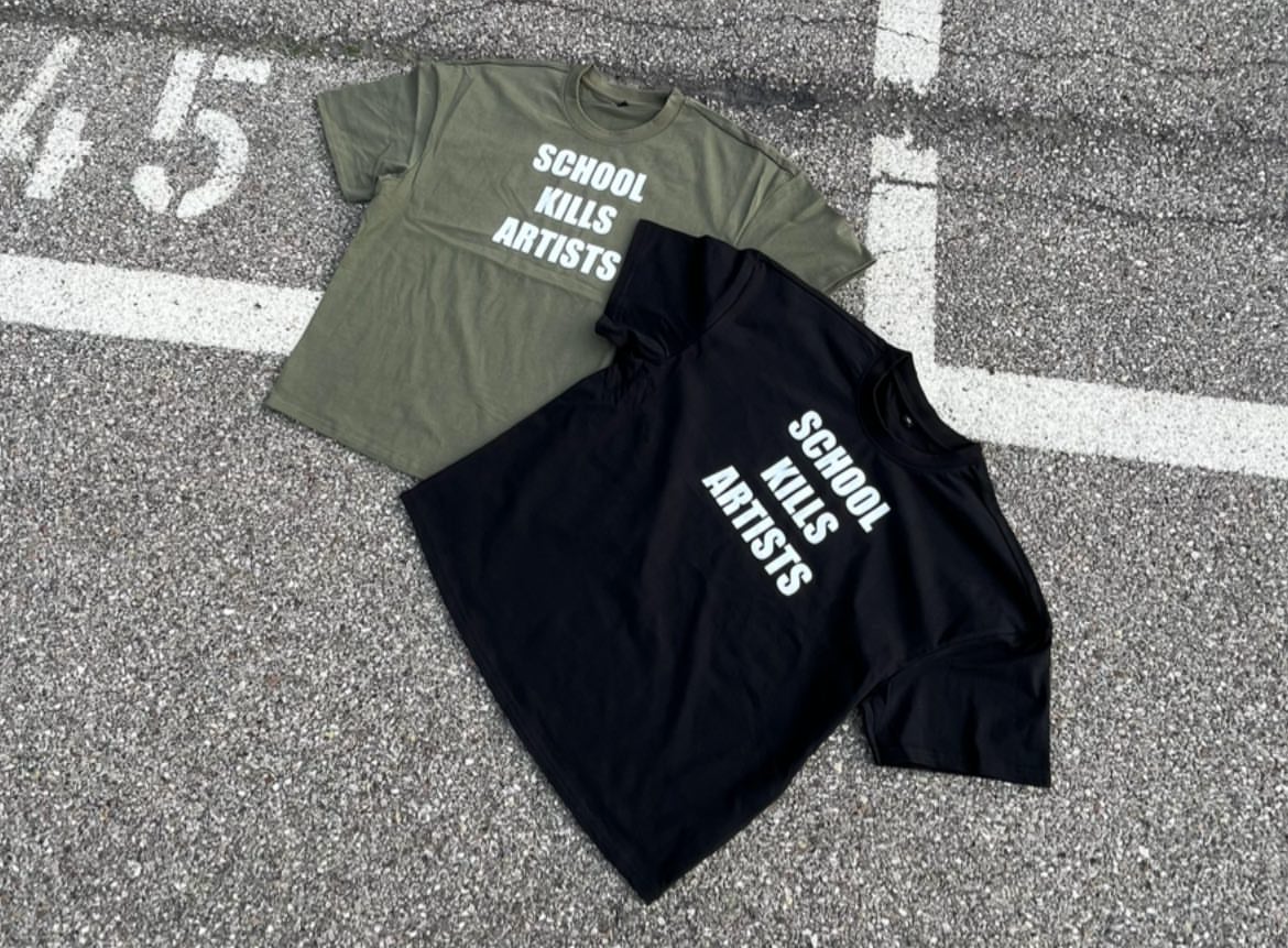 School Kills Artists Shirts in Schwarz und Dunkelgrün